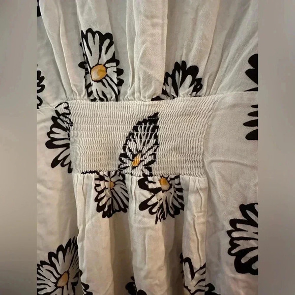 Urban Outfitters  Bettie Twist-Front Mini Dress in floral print - Picture 3 of 8